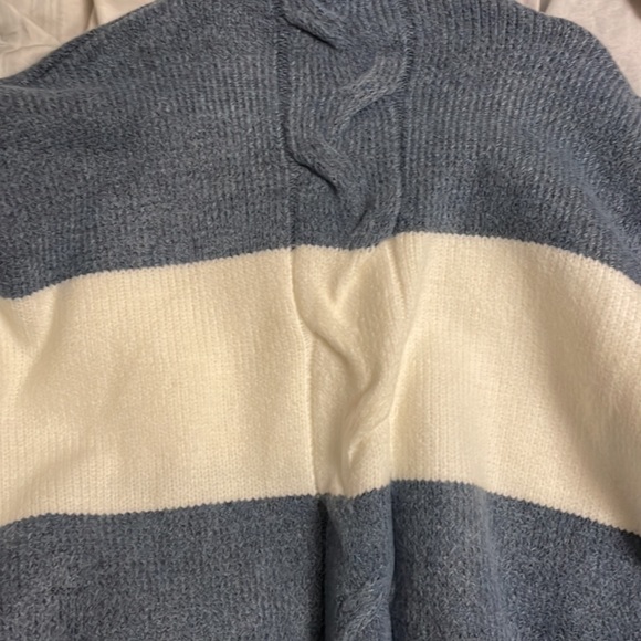 O&O Super Soft, Blue & White Turtle Neck Sweater. Size Large - Picture 4 of 7